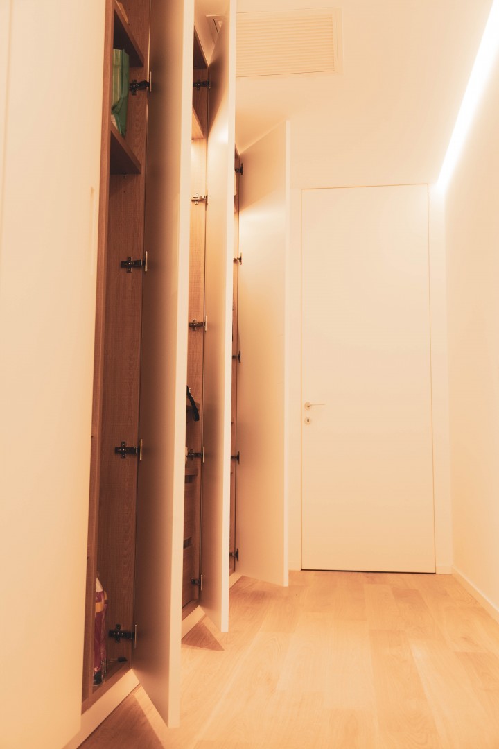 Arredamento su misura realizzato da Profili - Falegnameria & Design. Armadio su misura per camera da letto. Interni in legno rovere e ante laccate. armadio per corridoio.