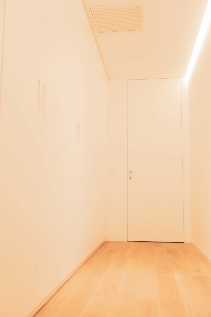 Arredamento su misura realizzato da Profili - Falegnameria & Design. Armadio su misura per camera da letto. Interni in legno rovere e ante laccate.