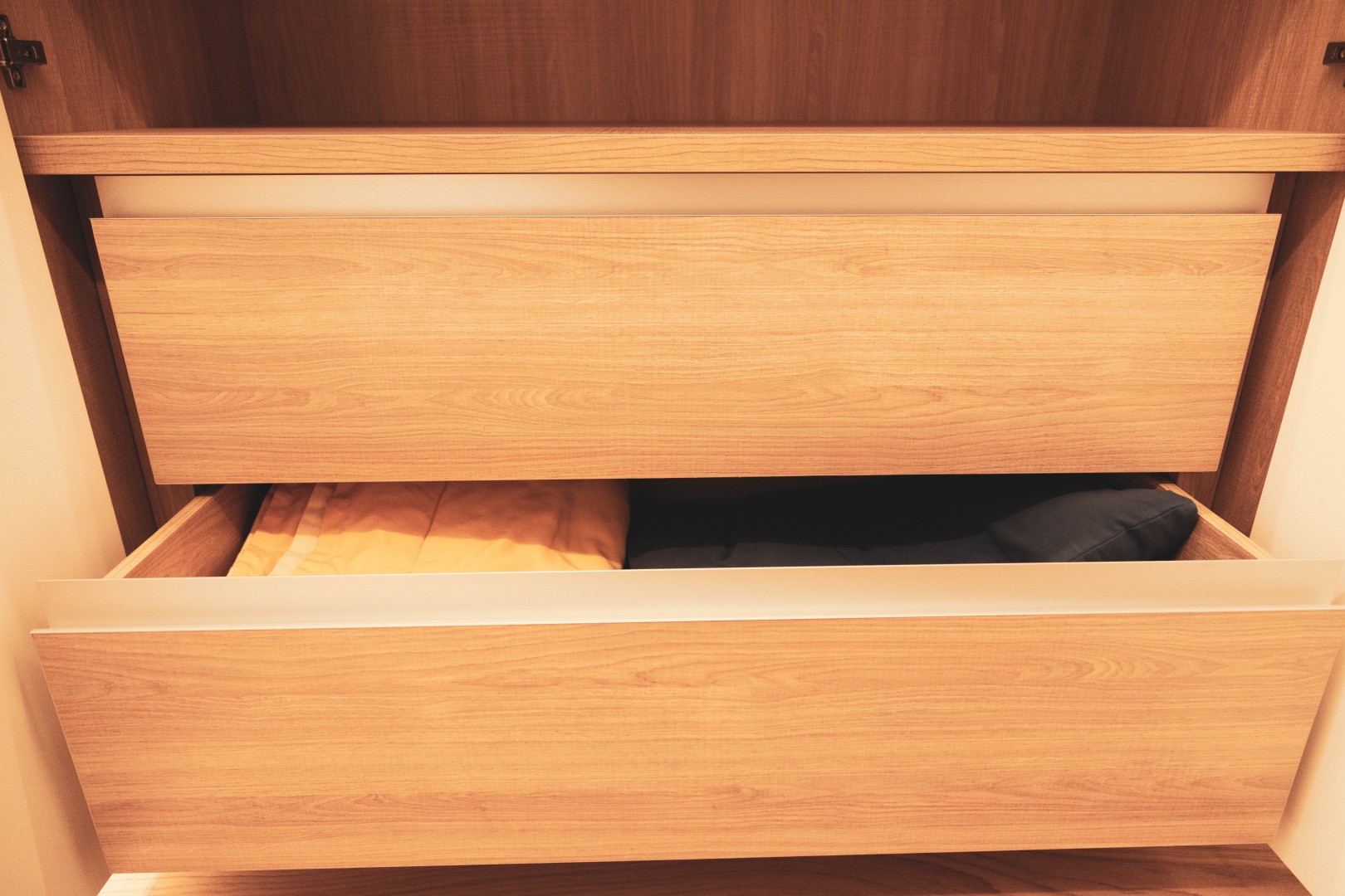 Cassetto in rovere per armadio su misura realizzato da Profili - Falegnameria & Design
