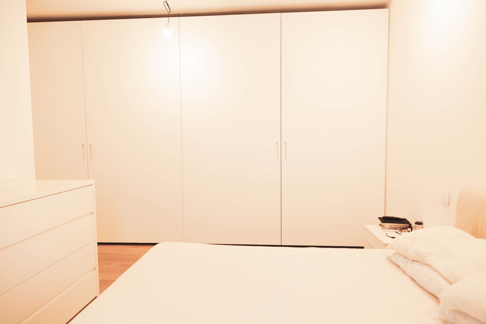 Arredamento su misura realizzato da Profili - Falegnameria & Design. Armadio su misura per camera da letto. Interni in legno rovere e ante laccate. Ante complanari.