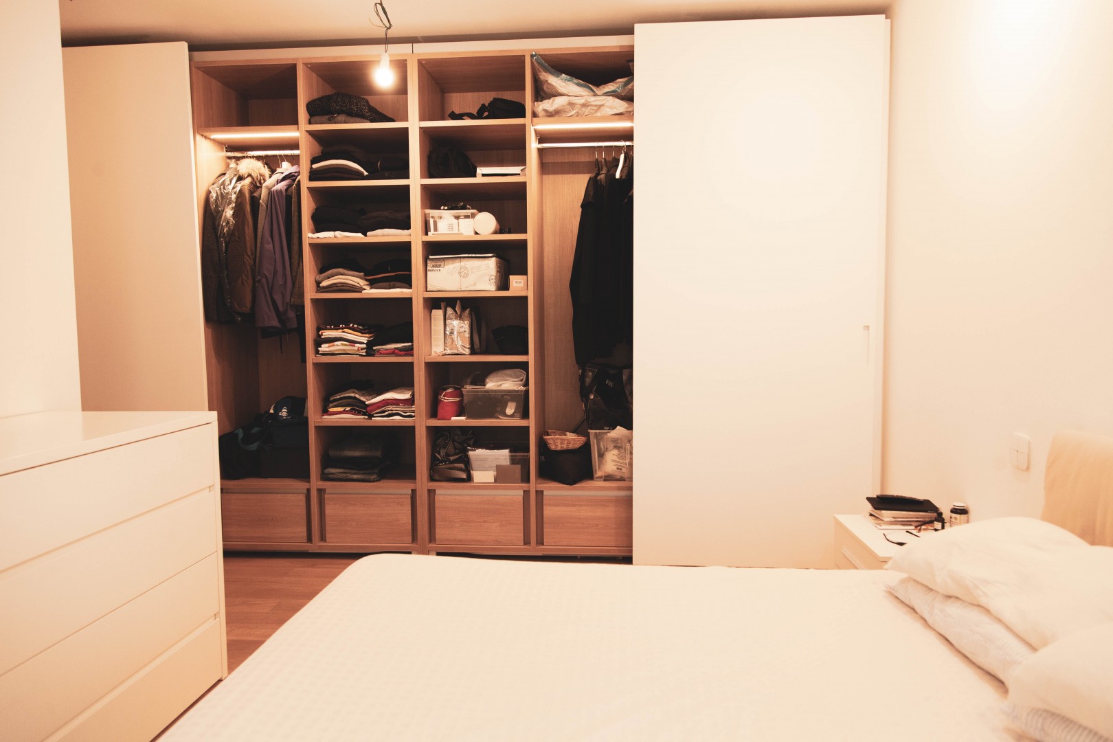 Arredamento su misura realizzato da Profili - Falegnameria & Design. Armadio su misura per camera da letto. Interni in legno rovere e ante laccate. Ante complanari.