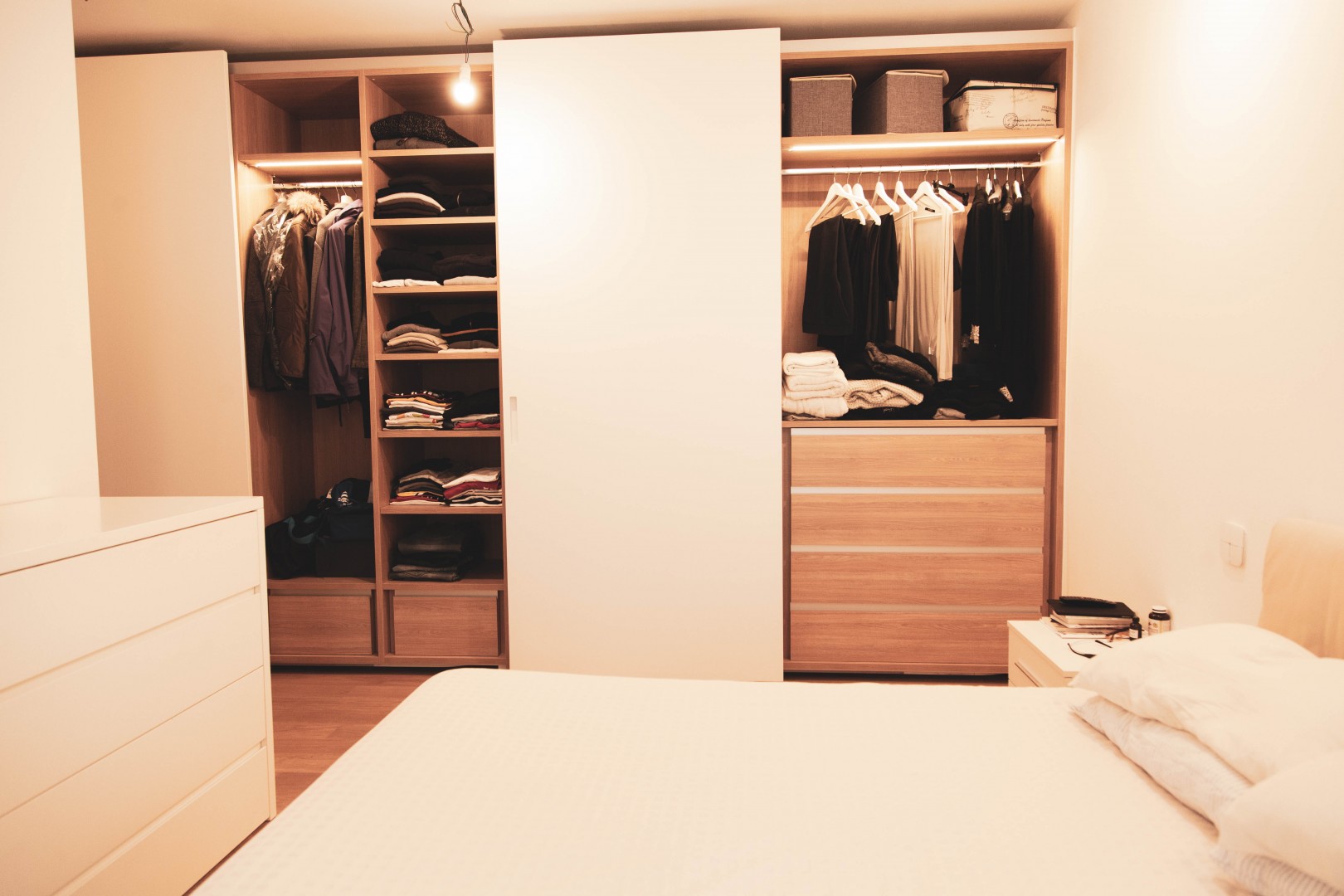 Arredamento su misura realizzato da Profili - Falegnameria & Design. Armadio su misura per camera da letto. Interni in legno rovere e ante laccate. Ante complanari.