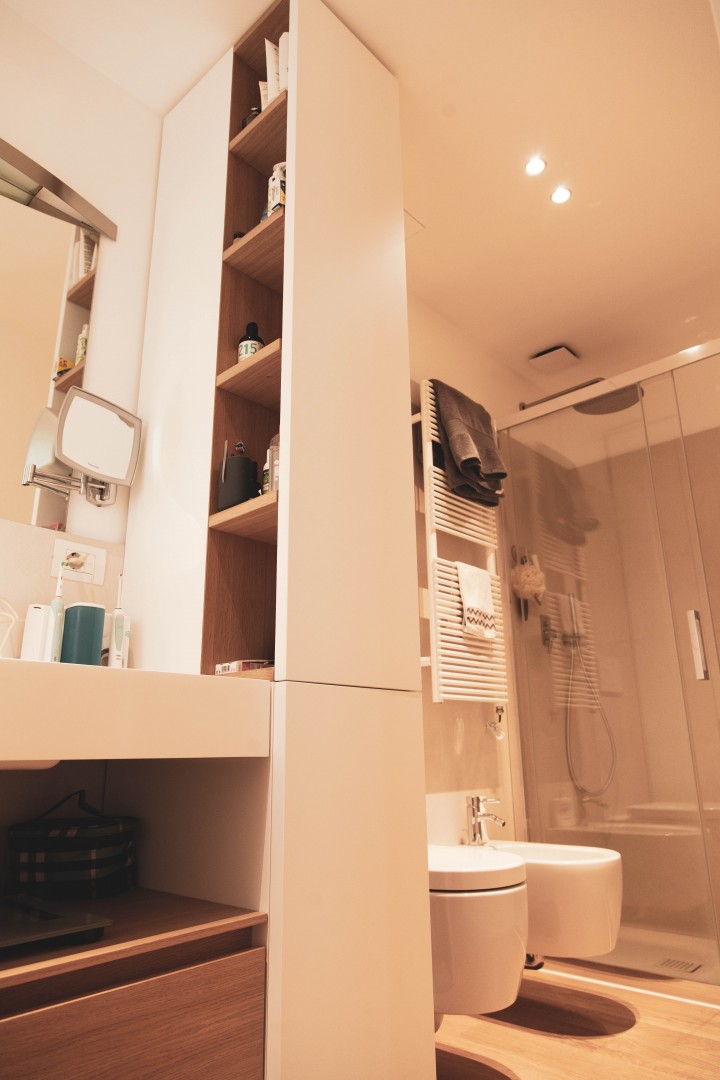 Arredamento su misura realizzato da Profili - Falegnameria & Design. Mobile bagno in legno di rovere e anta laccata. Design moderno e naturale.