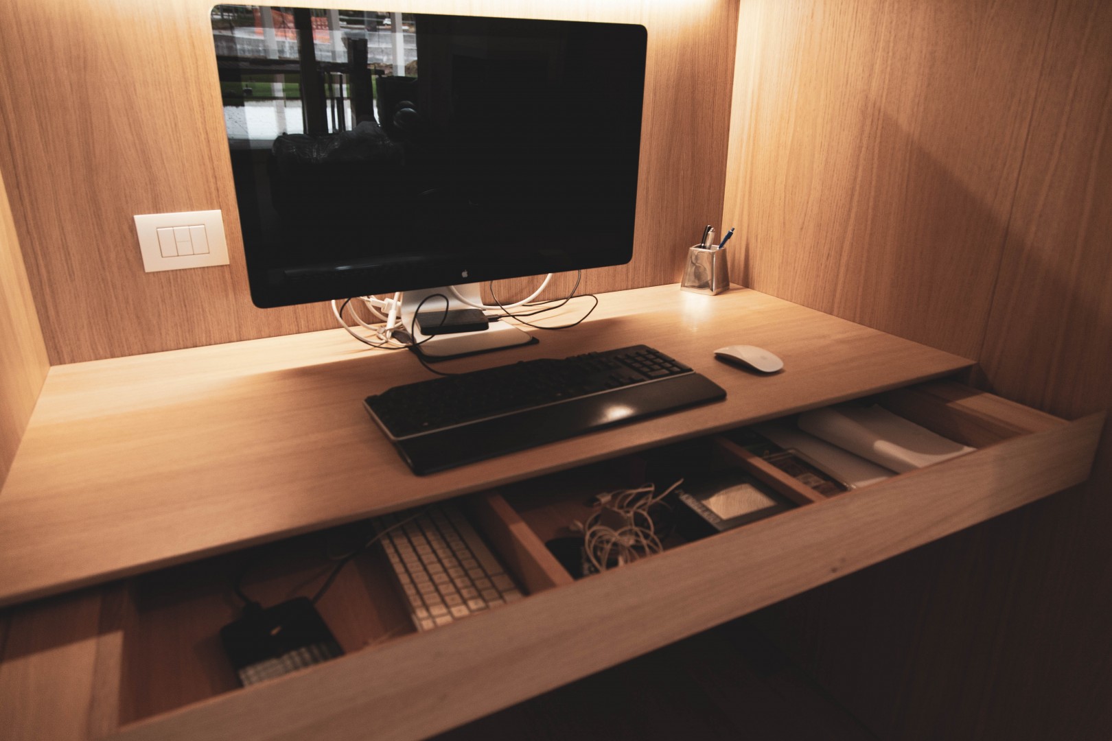 Arredamento su misura realizzato da Profili - Falegnameria & Design. Scrivania con cassetto in legno rovere realizzata su misura.