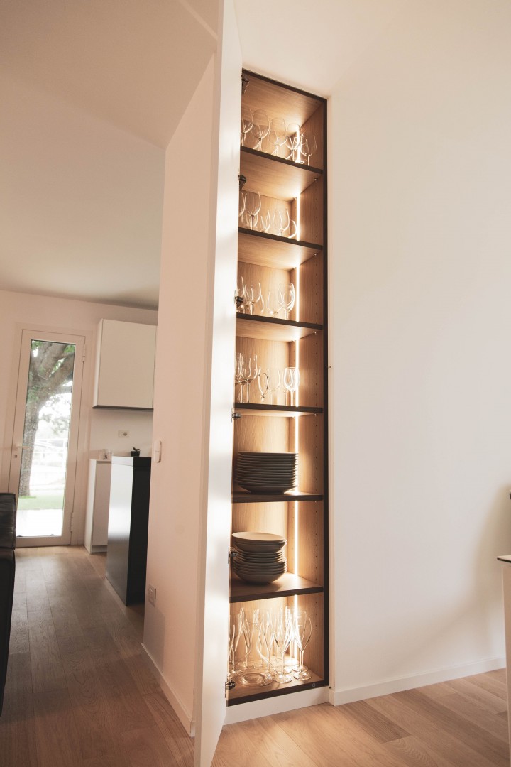 Arredamento su misura realizzato da Profili - Falegnameria & Design. Mobile dentro una nicchia con luce led.