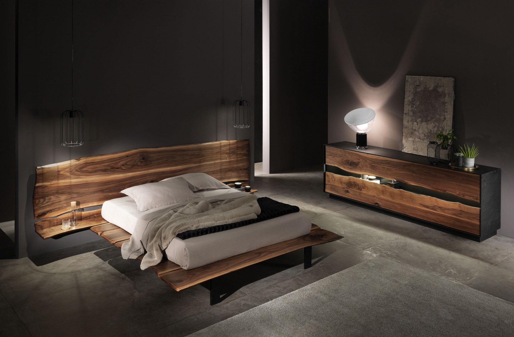 Camera da letto di design firmata da Francesco Profili. Camera di lusso made in Italy. L'ambiente è composto da un letto matrimoniale in Noce Canaletto e da una cassettiera.